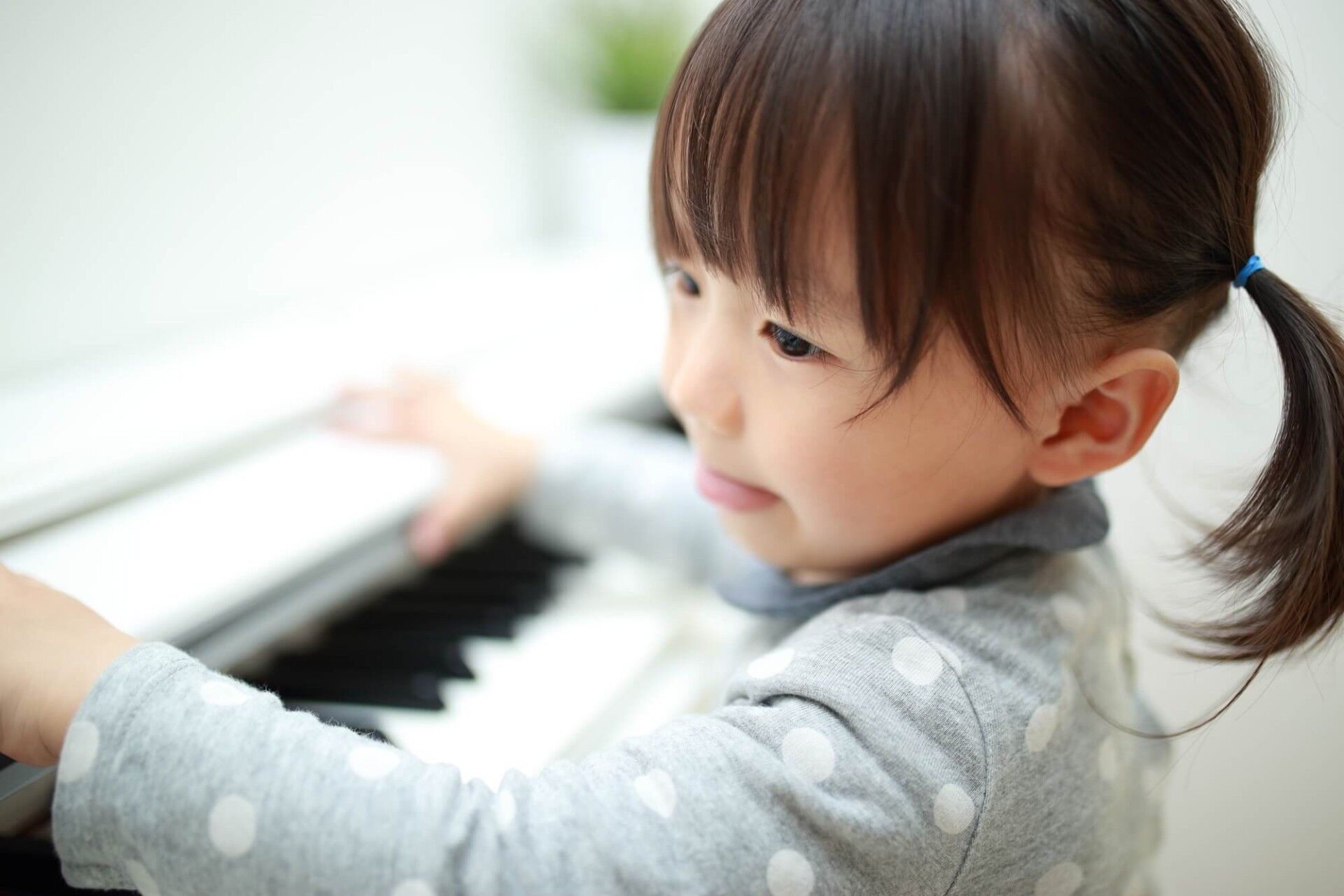 ピアノを習う小さい子供